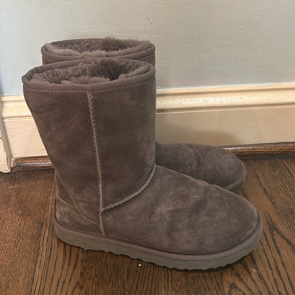 Uggs Classic Short II in Grey - Size 8 - Picture 8 of 12